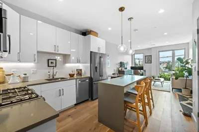 420 W Broadway #202