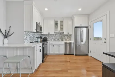 214-216 E Eagle St #5 1