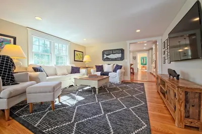 552 Main St 1
