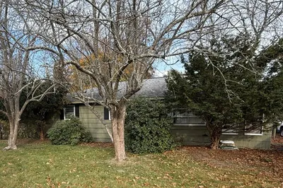 14 Howe Ln