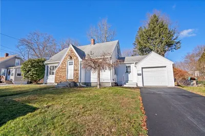 7 Lakeside Drive