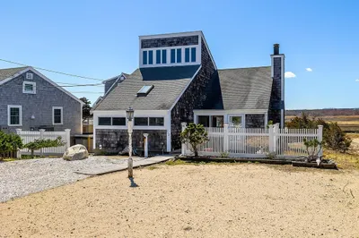 212 N Shore Blvd 1