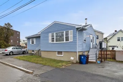 16 Hawes St