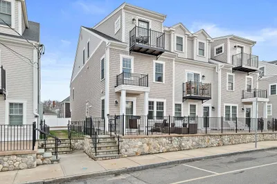 25 Howland St #2 1