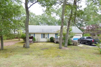 35 Pequot Rd