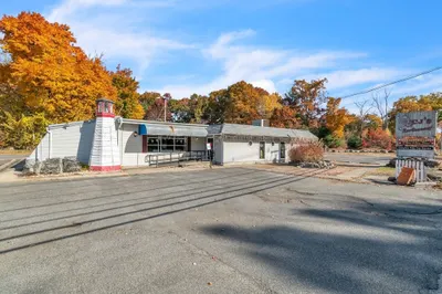371 Boston Rd W 1