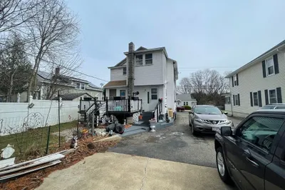 32 Eagle St