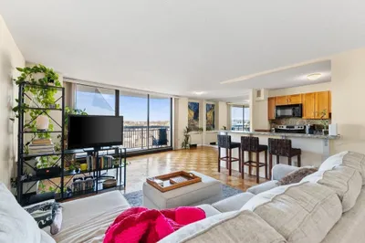 60 Longwood Ave #902