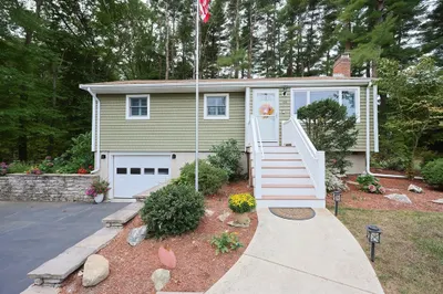 464 Coronation Dr
