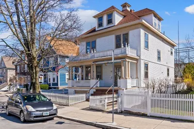 10 Alcott St
