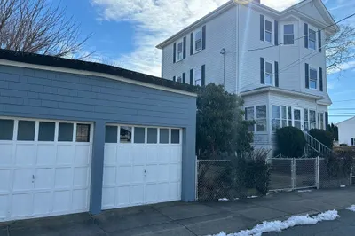 156 Bowen St 1