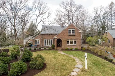 32 Hayes Ave