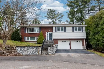 25 Laurie Ln