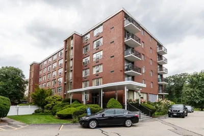 20 Hammond Pond Pkwy #203