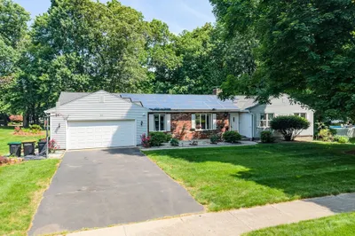 52 Wellesley Dr 1