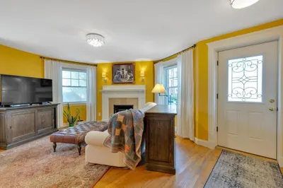 8 Colbourne Crescent #1