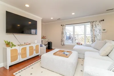 156 Newton St #4 1