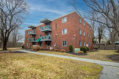 302 Commercial St #32 1