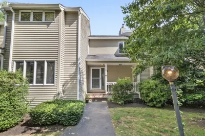 28 PemBerton St #B 1