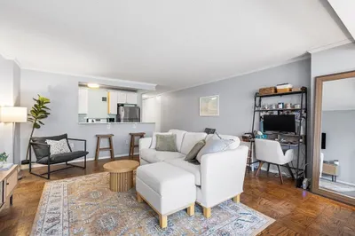 2 Hawthorne Pl #4K