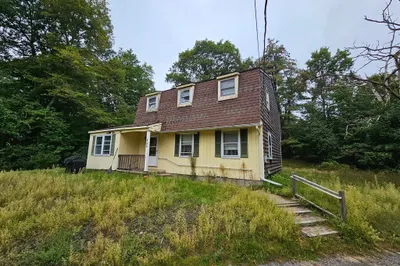 886 Brimfield Rd 1