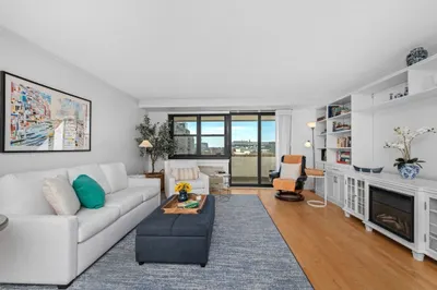 2 Hawthorne Place #15R 1