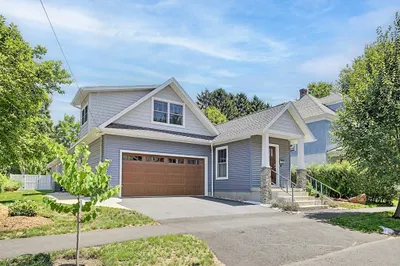 29 Woodbine Ave 1