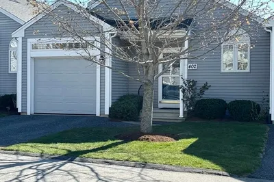 402 Village Ln #402