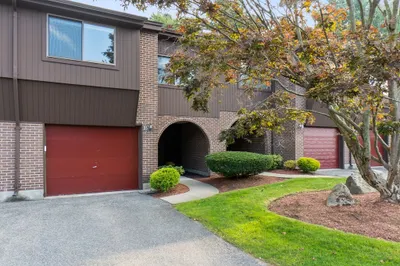 25 Hawthorne Cir #25 1