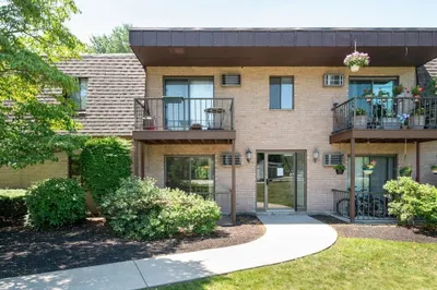 147 Sylvan St #18A 1