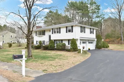 1 Breezewood Ln 1