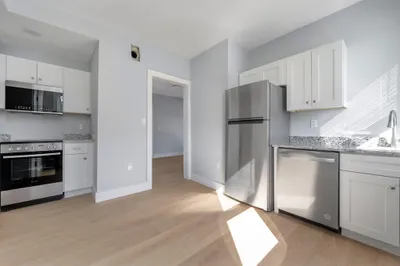 566 Shirley St #4 1