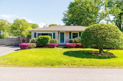 8 Horseshoe Dr