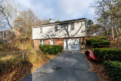 27 Quaker Ln