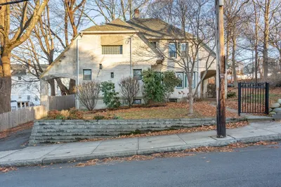 909 High St