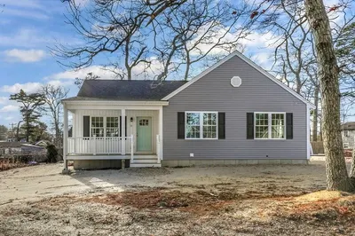 13 Agawam Dr