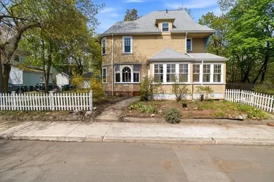 10 Oak Bluff St 1