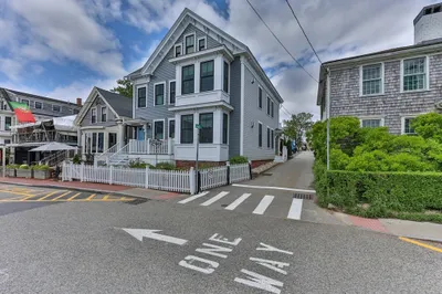 394 Commercial St #1 1