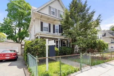 21 Oak Square Ave 1
