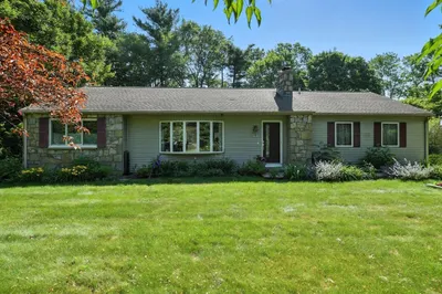 9 E Colonial Rd