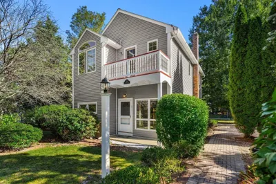 233 Lakeshore Dr 1