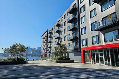 65 Lewis St #404