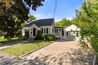 64 Paon Blvd 1