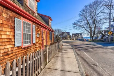 16 Main St