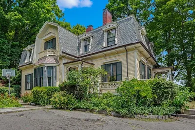 613 Pleasant St 1