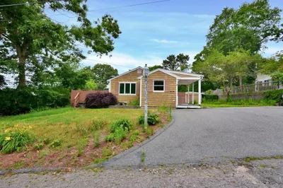 7 Metacom Rd