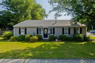 1075 Main St 1