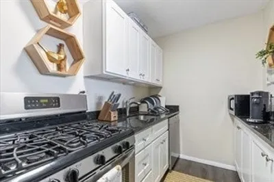9 Hawthorne Place #10P