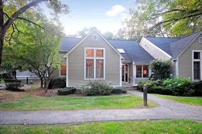 26 Brewster Ln #26