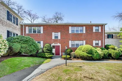 128 Lake Shore Rd #1